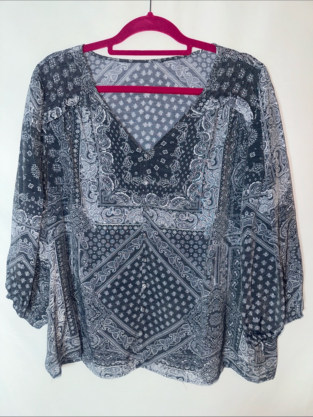 Women’s Black & White Paisley bandana V-Neck Blouse